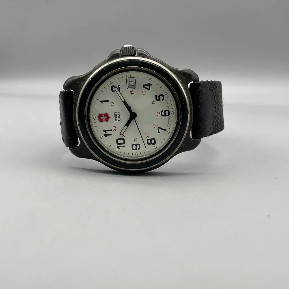 Victorinox Swiss Army Field Men Watch 36mm Swiss Made Leather Enamel New Battery